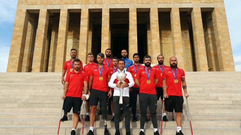 Ampute Futbol Ulusal Ekibi, Anıtkabir’i ziyaret etti